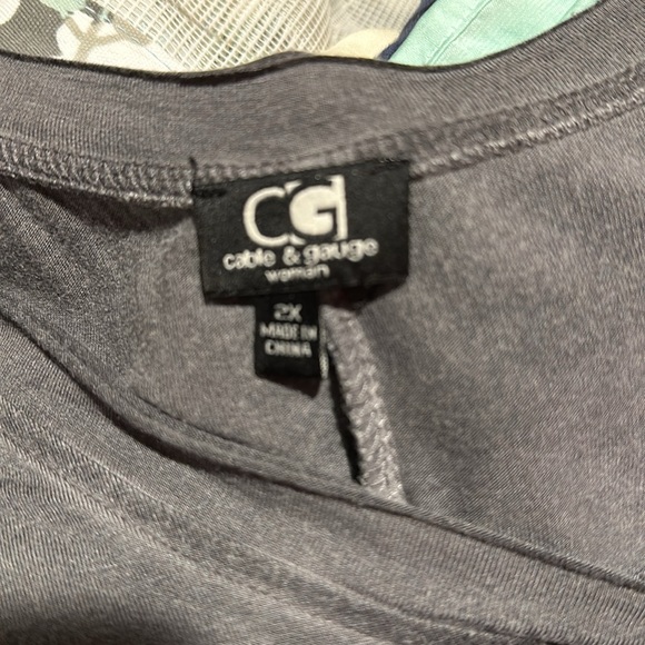 V neck tee - Picture 3 of 4